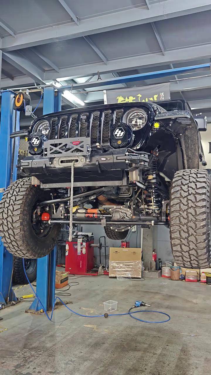 升級(jí)愛車防護(hù)力 全鋁合金底盤護(hù)板與前后拖車鉤的完美組合